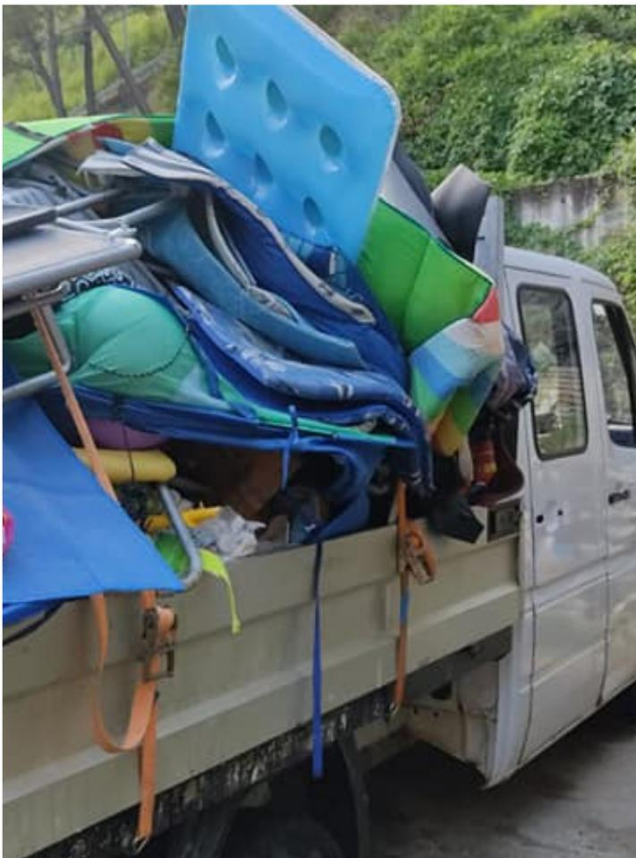 Na začetku julija je Petra Radić, mlada županja Podgore, dala odstraniti vse dopustniške rekvizite, ki so jih kopalci čez noč pustili na plaži.<br />
Foto facebook Petre Radić