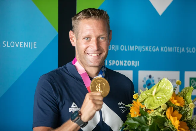 Benjamin Savšek s svetim gralom, ki ga je lovil in ujel. Foto Voranc Vogel