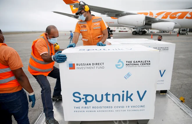 Na letališče v Caracasu je prispela pošiljka sputnika V, v drugih državah pa še čakajo, da jim iz Rusije dostavijo obljubljeno cepivo. FOTO: Manaure Quintero/Reuters
