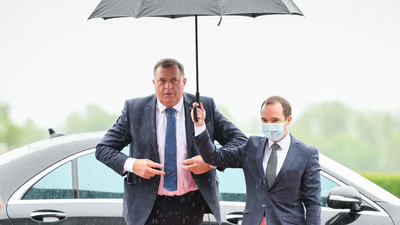 Fotografija: Milorad Dodik, srbski član predsedstva BiH, se je maja udeležil srečanja na vrhu procesa Brdo-Brioni na Brdu pri Kranju, kjer so med drugim najostreje zavrnili zamisli o spreminjanju meja na Balkanu. FOTO: Jure Makovec/AFP