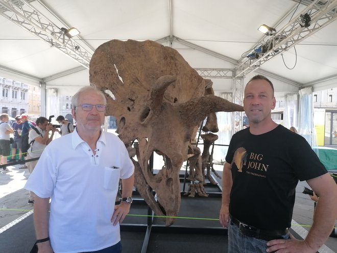 Tržaški geolog Flavio Bacchia skupaj s sodelavcem Tomažem Starcem v družbi Big Johna. FOTO: Nataša Čepar