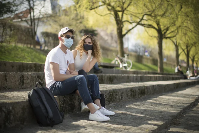 Ponovno se je statistično pomembno povečal delež tistih, ki menijo, da vlada (zelo) dobro deluje na področju pridobivanja zadostnega števila cepiv. FOTO: Jure Eržen/Delo