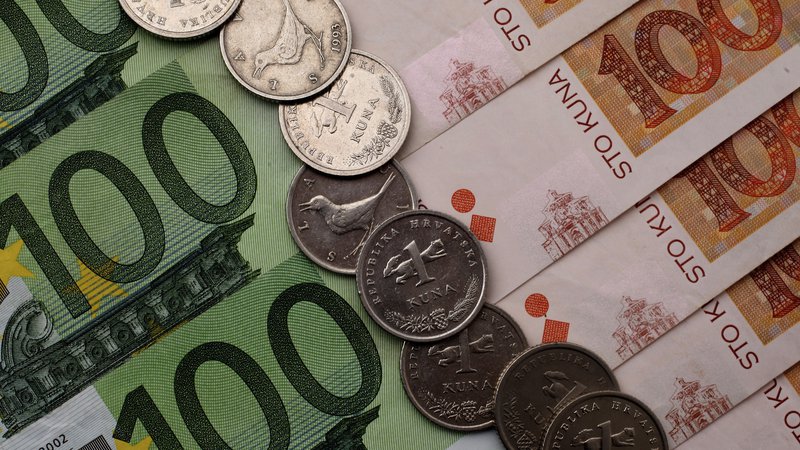 Fotografija: Banke in pooblaščene menjalnice na Hrvaškem lahko določajo tečaj glede na svojo poslovno politiko FOTO: Nikola Solic/Reuters