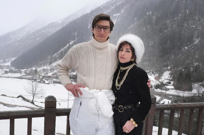 Adam Driver kot Maurizio Gucci in Lady Gaga kot italijanska črna vdova Patrizia Reggiani na snemanju filma&nbsp;Ridleyja Scotta Hiša Gucci v švicarskih alpah. Foto: Instagram