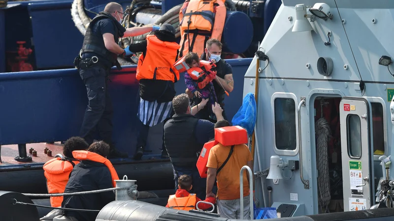 Na britansko obalo je do sredine letošnjega leta prispelo že več nezakonitih migrantov kot v vseh dvanajstih mesecih prejšnjega leta in petkrat toliko kakor leta 2019. Foto: Ben Stansall/AFP
