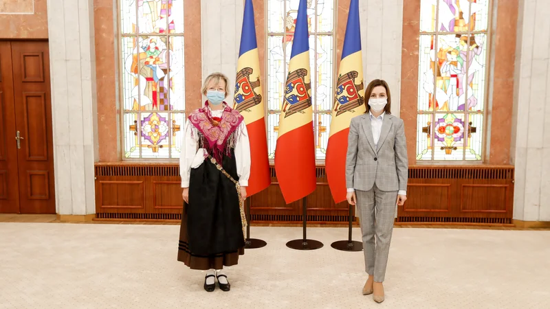 Fotografija: Veleposlanica Lea Stančič (levo) je aprila predala poverilna pisma predsednici Republike Moldove Maii Sandu. FOTO: Protokol MD