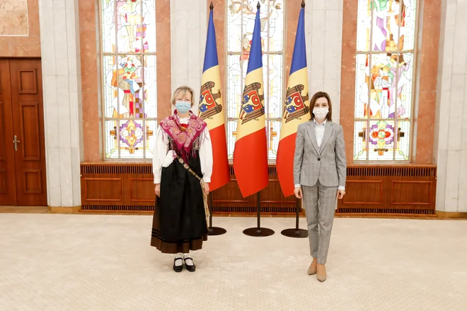 Veleposlanica Lea Stančič (levo) je aprila predala poverilna pisma predsednici Republike Moldove Maii Sandu. FOTO: Protokol MD