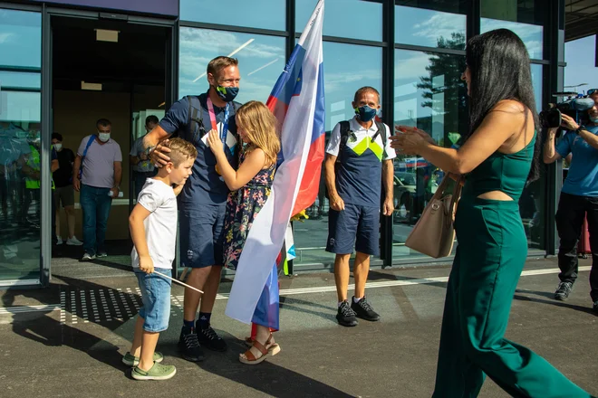 Družinsko snidenje z ženo Arnito, hčerko Anajo in sinom Arnejem je bilo ob vrnitvi domov nov zlati sijaj na najžlahtnejšem odličju. FOTO: Voranc Vogel