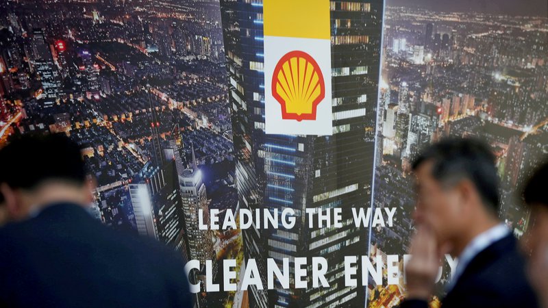 Fotografija: Shell je po objavi dobrega poslovnega izida objavil povišanje dividend in odkupe lastnih delnic, kar je na dan objave podražilo delnico za tri odstotke. FOTO: Toru Hanai/Reuters
