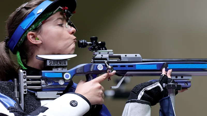 Fotografija: Živa Dvoršak med svojim strelskim nastopom. FOTO: Ann Wang/Reuters