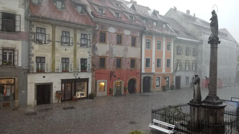 Fotografija: Toča je to dopoldne že klestila po Škofji Loki. FOTO: Vojko Urbančič