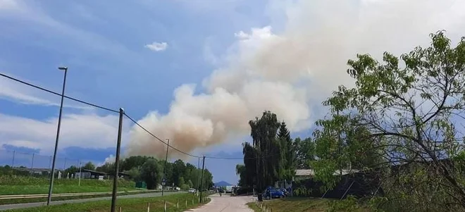 Požar so nekaj pred 19. uro pogasili, na mestu pa je ostala še ena enota in dva upravljalca gradbene mehanizacije, ki izvajajo požarno stražo. FOTO: bralka Andreja