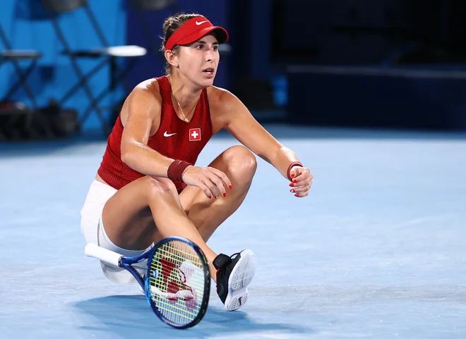 Belinda Benčič se je od zlatega veselja in dejstva, da je olimpijska zmagovalka, kar sesedla na tla. FOTO: Edgar Su/Reuters