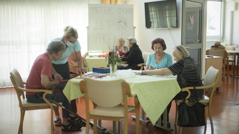 Fotografija: Razpis ni namenjen povečevanju kapacitet v domovih za starejše, slediti moramo načelom deinstitucionalizacije, pojasnjujejo na ministrstvu za delo. FOTO: Jure Eržen/Delo