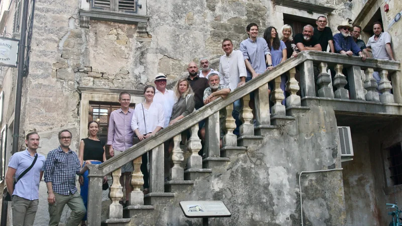Fotografija: Po odprtju razstave Fecit III so na stopnišče galerije Fonticus v Grožnjanu stopili (z leve) Marko Tubić, Vladimir Dunjić, Sanja Jureško, kurator razstave Ivan Perić, Jovana Tucović, Rok Kvaternik, Ana Sladetić Šabić, Miran Šabić, Draško Dragaš, Rok Zelenko, Slavko Krunić, Radovan Kunić, Joni Zakonjšek, Klementina Golija, Petar Hranuelli, kustos grožnjanske galerije Fonticus Eugen Borkovsky, Andrej Pavlič, Marko Zorović in Sašo Vrabič. Foto Igor Bratož