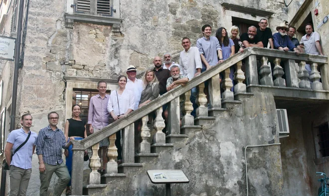 Po odprtju razstave Fecit III so na stopnišče galerije Fonticus v Grožnjanu stopili (z leve) Marko Tubić, Vladimir Dunjić, Sanja Jureško, kurator razstave Ivan Perić, Jovana Tucović, Rok Kvaternik, Ana Sladetić Šabić, Miran Šabić, Draško Dragaš, Rok Zelenko, Slavko Krunić, Radovan Kunić, Joni Zakonjšek, Klementina Golija, Petar Hranuelli, kustos grožnjanske galerije Fonticus Eugen Borkovsky, Andrej Pavlič, Marko Zorović in Sašo Vrabič. Foto Igor Bratož
