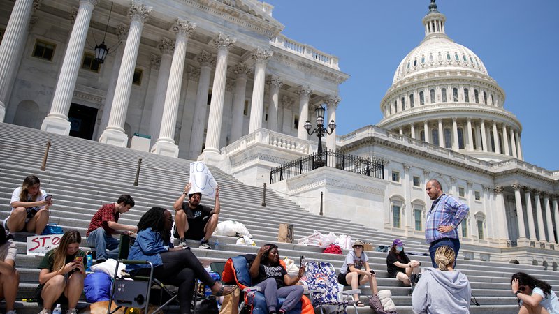 Fotografija: Demokratska zvezna kongresnica Cori Bush se je v znak protesta in jeze nad kolegi odločila za protest na stopnicah pred poslopjem Kapitola.. FOTO: Elizabeth Frantz/Reuters