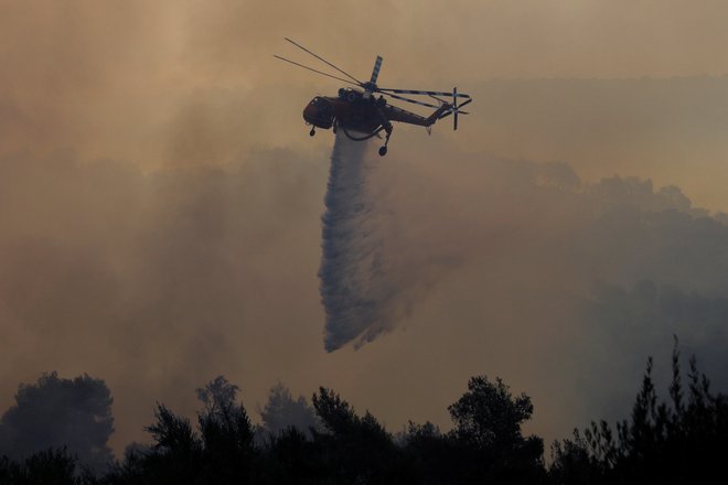 Večji požar je včeraj izbruhnil v bližini Patrasa na Peloponezu, približno 210 kilometrov zahodno od Aten. FOTO: Costas Baltas/ Reuters