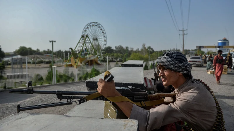 Fotografija: Pripadnik afganistanskih varnostnih sil v provinci Herat. Tisoči afganistanskih vojakov in policistov so v strahu pred talibskim maščevanjem odvrgli svoje uniforme.
Foto Hoshang Hashimi/AFP