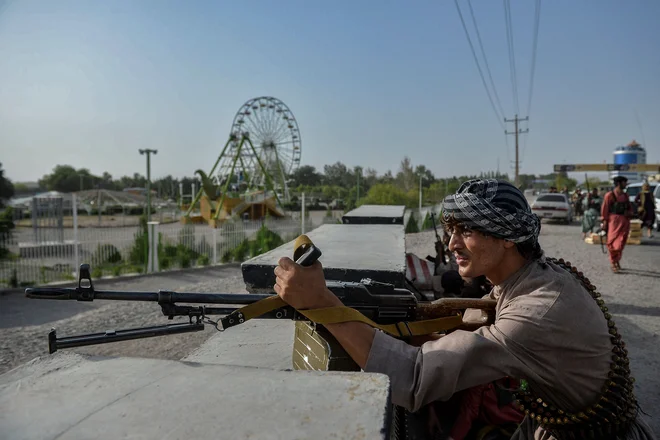 Pripadnik afganistanskih varnostnih sil v provinci Herat. Tisoči afganistanskih vojakov in policistov so v strahu pred talibskim maščevanjem odvrgli svoje uniforme.<br />
Foto Hoshang Hashimi/AFP