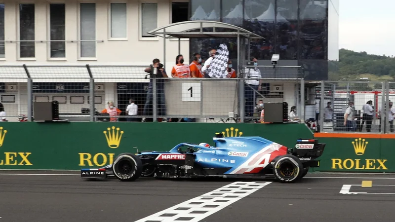 Fotografija: Esteban Ocon je presenetljivo prvi prevozil ciljno črto na Hungaroringu. FOTO: David W Cerny/Reuters