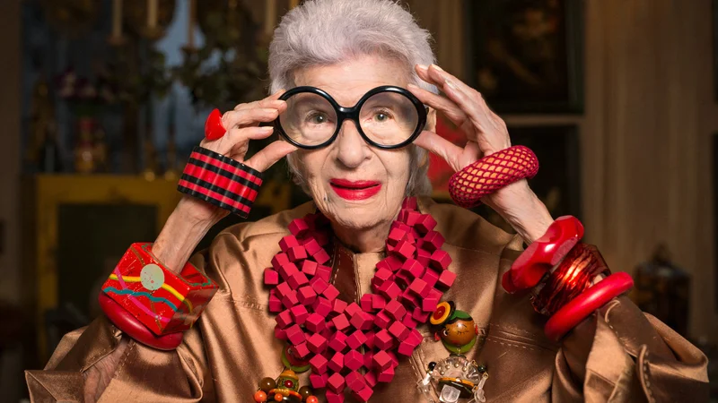 Fotografija: Newyorčanki Iris Apfel tudi pri 100. letih ne manjka energije za osebni videz. Foto Instagram