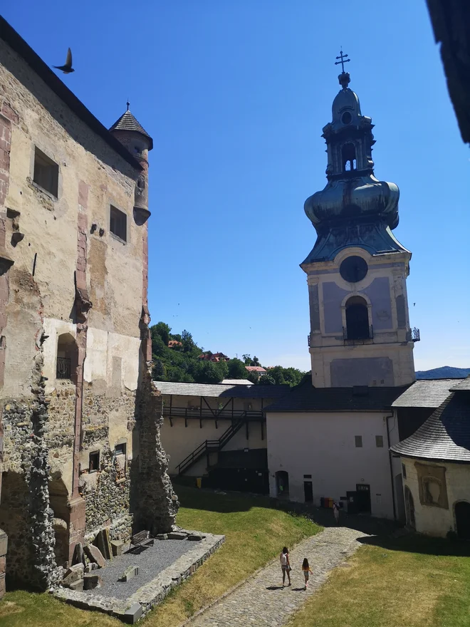 Stari grad v Banski Štiavnici, zgrajen kot cerkev, so zaradi nevarnosti turških vpadov obdali z masivnimi zidovi. FOTO: Marko Gams