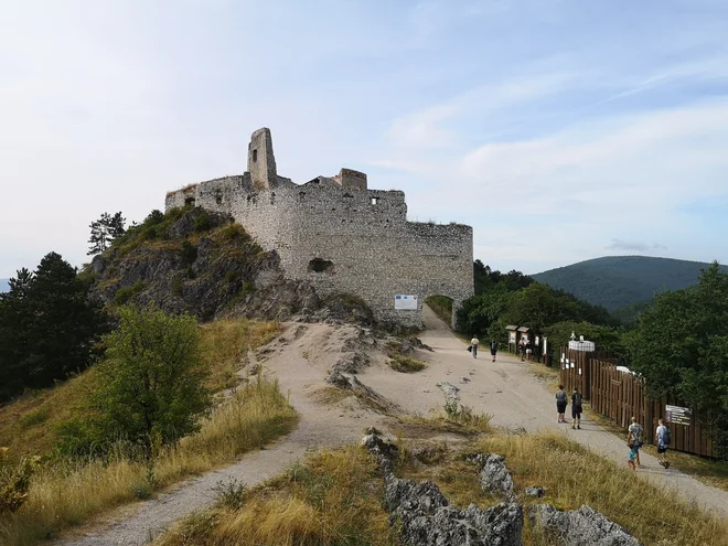 Ruševine gradu Čahtice, prizorišča grozodejstev krvave grofice Bathory FOTO: Marko Gams