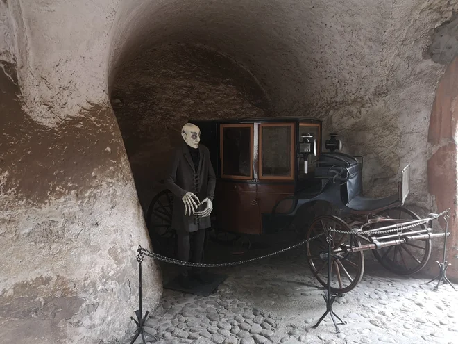Grof Orlok, živi mrtvec mojstrovine <em>Nosferatu</em>, preži za obiskovalci Oravskega gradu. FOTO: Marko Gams