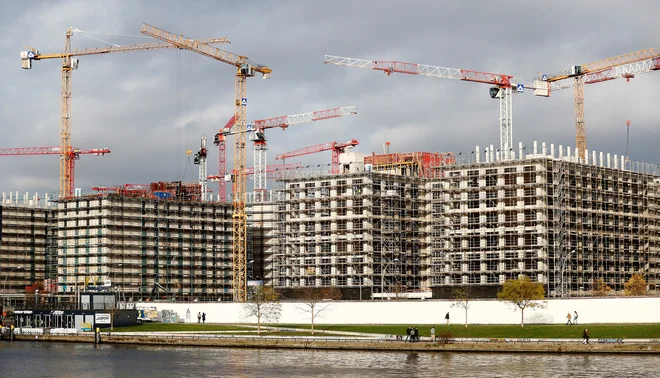 Gradnja stanovanjske soseske v Berlinu, kjer so pred nekaj leti pod taktirko socialnodemokratske SPD sprejeli petletno zamrznitev najemnin.<br />
Foto: Hannibal Hanschke/Reuters