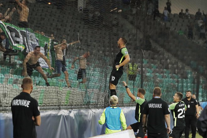 Takole je branilec Antonio Delamea Mlinar proslavil gol pred ljubljanskimi navijači Green Dragons. FOTO: Leon Vidic/Delo
