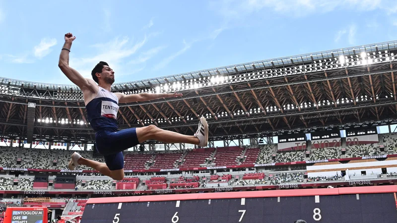Fotografija: Za veselje grških privržencev atletike je poskrbel Miltiadis Tentoglou (na fotografiji). FOTO: Andrej Isaković/AFP