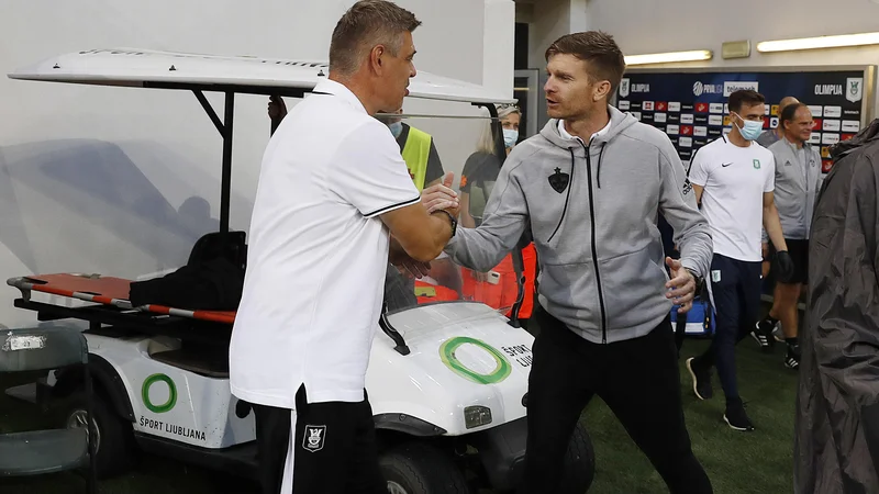 Na klopi Partizana je Savo Milošević (levo) svoj prvi derbi kot trener izgubil, v Ljubljani je imel več sreče. Simon Rožman (desno) slasti zmage na velikih slovenskih obračunih še vedno ni okusil. FOTO: Leon Vidic/Delo