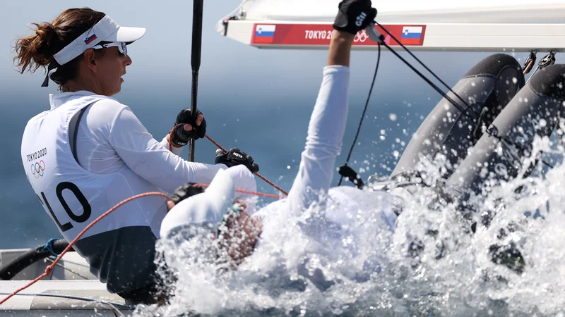 Fotografija: Tina Mrak (na fotografiji levo) v paru z Veroniko Macarol lovi najboljše. FOTO: Ivan Alvarado/Reuters