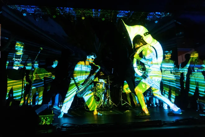 Za ples v dežju in enega vrhuncev festivala so poskrbeli Primorski Pantaloons z vizualijami VJ 5237. Fotografije Nada Žgank