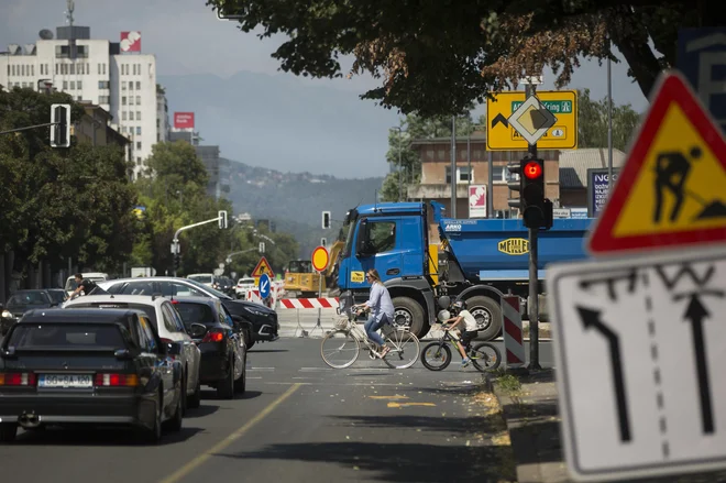 Na Dunajski cesti, kjer se obnovitvena dela končujejo, je med vozniki največ živčnosti v jutranji in popoldanski prometni konici. Dela naj bi bila končana jeseni. FOTO: Jure Eržen/Delo