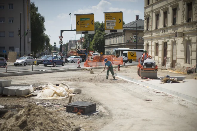 Hkrati z obnovitvenimi deli naTrgu mladinskih delovnih brigad obnavljajo tudi cesto na križišču z Aškerčevo in Bleiweisovo.<br />
FOTO: Jure Eržen/Delo