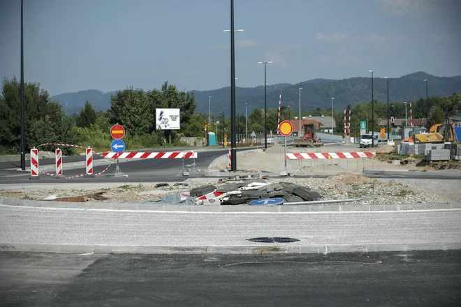 Na koncu Letališke ceste so že zgradili nov pločnik in kolesarsko stezo nad nadvozom čez obvoznico, ki sta jo zgradila MOL in Dars. FOTO: Uroš Hočevar/Kolektiff