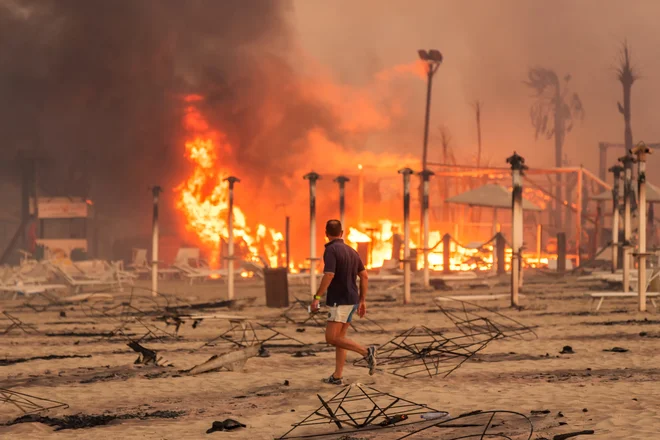 Požar na plaži Le Capannine v največjem siciljanskem mestu Catania. FOTO: Roberto Viglianisi/Reuters