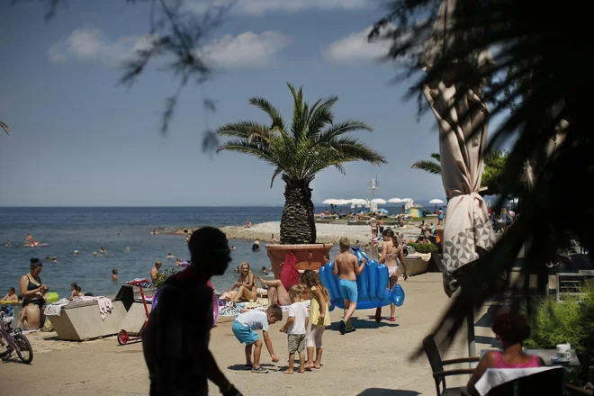 Država naj bi v prizadetih podjetjih pokrila minimalni regres za letni dopust. FOTO: Jure Eržen/Delo