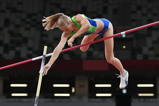 Tina Šutej se je zanesljivo uvrstila v finale skoka s palico. FOTO: Andrej Isakovic/AFP