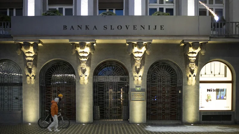 Fotografija: Delničarji bank si ob ugodnih novicah verjetno manejo roke z mislijo na prihodnje, končno izplačane dividende, po drugi strani pa banke nimajo posebnega razloga, da bi jih opravljeni stresni testi zazibali v zadovoljstvo. FOTO: Jože Suhadolnik/Delo