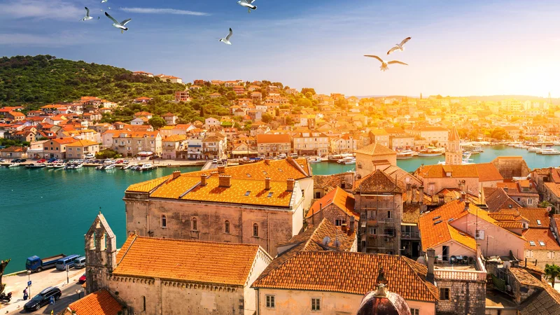 Fotografija: Trogir: Zgorela je ena hiša, zaradi dima pa so imela težave tudi letala, ki so pristajala na splitskem letališču. FOTO: DaLiu/Shutterstock