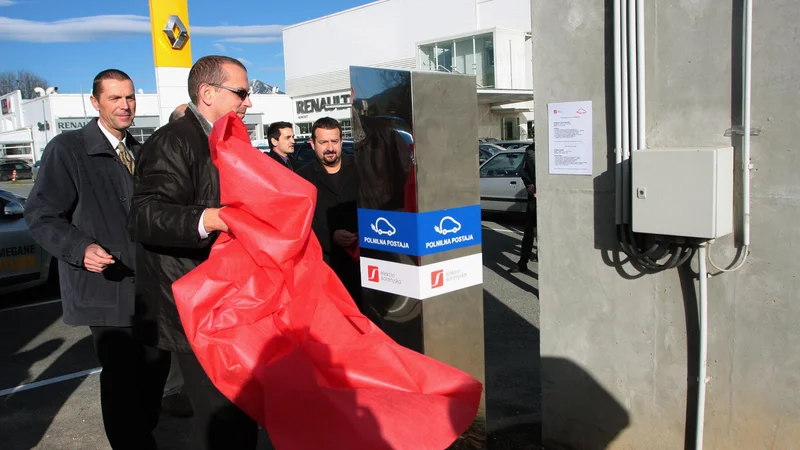 Fotografija: Električne polnilnice so še vedno bolj zanimivost kot resen del prometne infrastrukture. FOTO: Roman Šipić/Delo