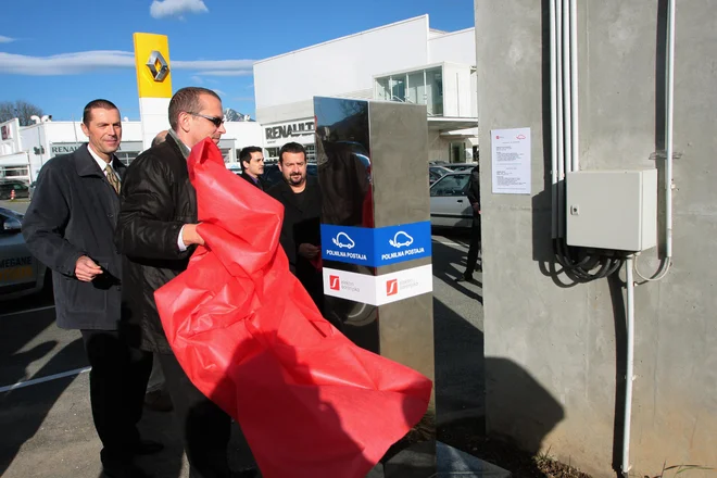 Električne polnilnice so še vedno bolj zanimivost kot resen del prometne infrastrukture. FOTO: Roman Šipić/Delo
