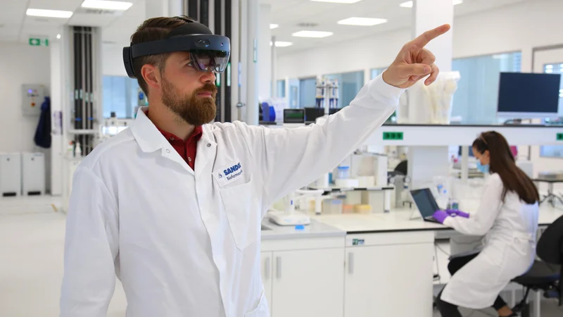 V Novartisu v Sloveniji so razvili lastno platformo za mešano resničnost, ki jim omogoča holografsko pokritost laboratorijev in proizvodnih lokacij. FOTO: Barbara Zajc