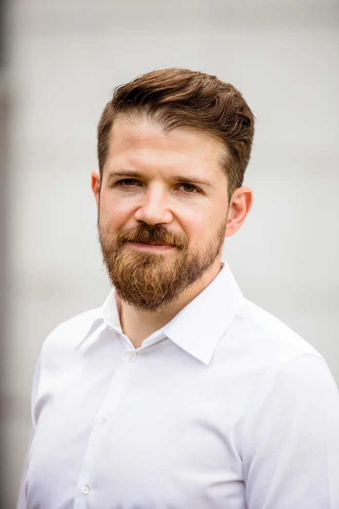 Holografske digitalne vsebine so na voljo kjerkoli in kadarkoli jih potrebujemo, je inovativno rešitev pojasnil dr. Jure Vajs. FOTO: Barbara Zajc