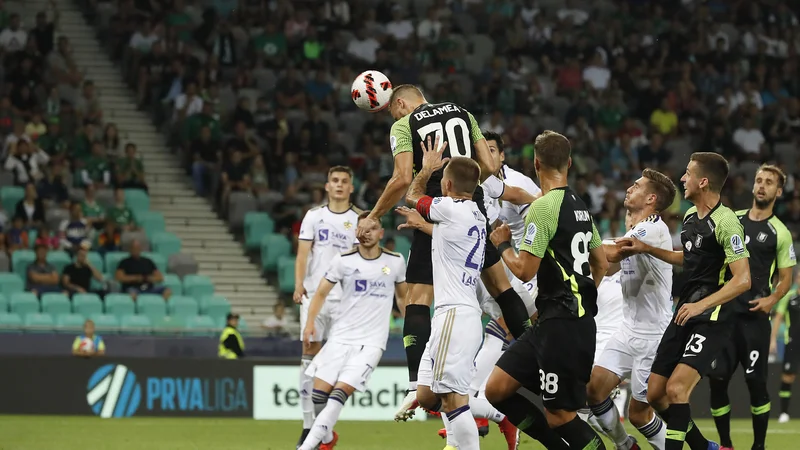Fotografija: Antonio Delamea Mlinar je prikazal odlično predstavo in takole dvakrat z glavo meril natančno v mrežo Mariborčanov. FOTO: Leon Vidic/Delo