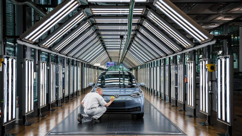 Fotografija: Volkswagen se želi v Evropi od termičnih motorjev posloviti v letih med 2033 in 2035. FOTO: Jens Schlueter/AFP