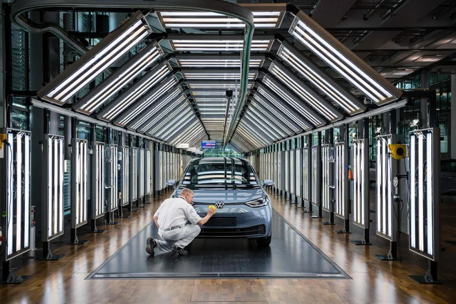 Volkswagen se želi v Evropi od termičnih motorjev posloviti v letih med 2033 in 2035. FOTO: Jens Schlueter/AFP